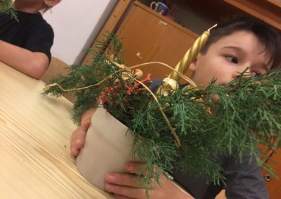 27669A3C EAB5 4C66 B32D ADABA0A6488A 400x284 - Výroba adventních věnců a dekoračních vánočních květináčů
