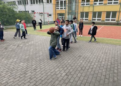 foto 4 s 400x284 - 17.5. Sportování na dvoře