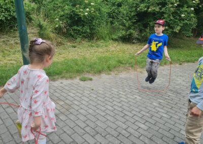foto 7 o 400x284 - 14.6. Sportovní odpoledne na dvoře