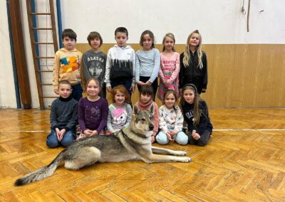 bcc73ab8 a3ae 436a a697 9d9b91f8c5f8 400x284 - 17.1. "Za dveřmi je vlk"