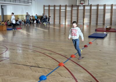 img 4577 400x284 - 3.1. Sportování v tělocvičně