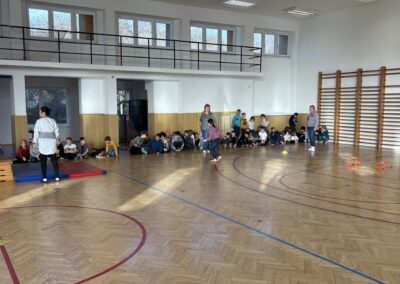 img 4579 400x284 - 3.1. Sportování v tělocvičně