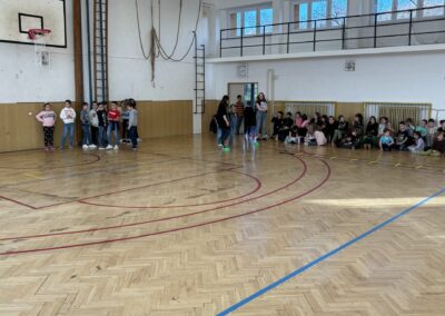 img 4580 400x284 - 3.1. Sportování v tělocvičně