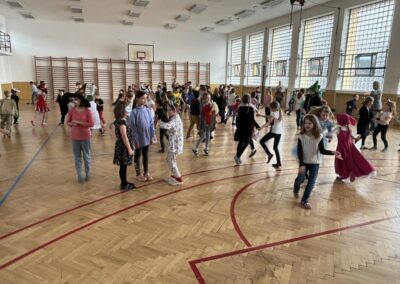 img 4772 400x284 - MASOPUSTNÍ REJ V TĚLOCVIČNĚ