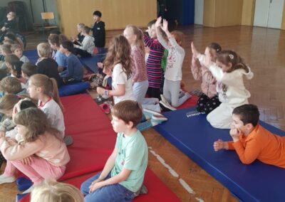 84a94cfe da34 47d6 89b8 bdb8d2fb074b 400x284 - Muzikál ve škole ,,Vánoční představení,,