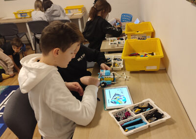 img 20260203 122533 400x284 - &Uacute;norov&eacute; robotick&eacute; workshopy 6. tř&iacute;d &ndash; cesta na Mars